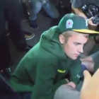 Justin Bieber atiende al fotógrafo, tendido en el suelo, tras el atropello.