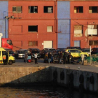 Los equipos de emergencia, en el Moll del Rellotge de Barcelona.