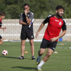 José Aira y sus jugadores, atentos a los órganos deportivos. JESÚS F. SALVADORES