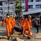 Los equipos de rescate trasladan un cadáver. IQBAL LUBIS