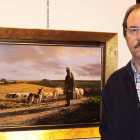 El artista palentino Sáenz Pedrosa junto a una de sus obras.