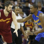 Kevin Love y Kevin Durant, en el Clavaliers-Warriors.