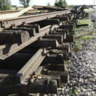 Antiguas traviesas amontonadas al lado de la via a la altura de Villadangos a la espera de ser cambi