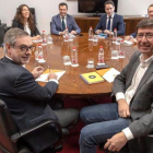 Los equipos negociadores de Partido Popular y Ciudadanos  encabezados por Juanma Moreno  c  y Juan Marin  2d  al comienzo de la segunda reunion que mantuvieron el pasado martes en el Parlamento andaluz.