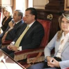 Amilivia, en el centro, en una imagen de un pleno municipal, registrará las preguntas esta semana