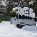Una espesa capa de nieve cubre una furgoneta, este domingo en Piedrasechas, León. J.CASARES