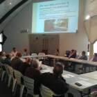 Un momento de la primera reunión celebrada ayer en el Cazario de La Baña. DL