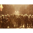 Manifestantes proeuropeos bloquean una calle del centro de Kiev, en plena nevada, este lunes.