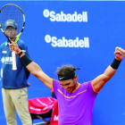 Rafa Nadal levanta los brazos en señal de victoria sobre el tenista austríaco Dominic Thiem. TONI ALBIR