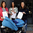 Beatriz Aller Pose, Carmen García Fernández y Yaiza Fernández, con el documento presentado en el Hospital de León. MARCIANO