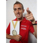 Sergio Sánchez, con una medalla de oro simulada.