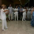 Unos doscientos trabajadores del Hospital se concentraron ayer contra el reparto de los incentivos
