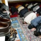 Varios musulmanes celebran el mes santo del Ramadán en una de las mezquitas españolas