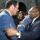 Severo Moto saludando a José Bono en el entierro de una cooperante española en Guinea