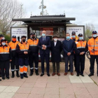 Los voluntarios de Protección Civil, junto al alcalde. DL