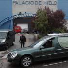 Un coche fúnebre a las puertas del Palacio de Hielo, el centro comercial con pista de patinaje situado en Madrid, que ha sido habilitado como morgue. KIKO HUESCA (EFE)