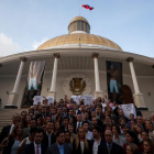 Familiares de políticos presos posan para un retrato ayer, lunes 11 de enero de 2016, en las instalaciones de la Asamblea Nacional en Caracas (Venezuela).