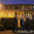 Varios agentes de policía, junto a un edificio del barrio londinense de Lambeth.