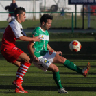 Lago, a la derecha, controla el balón ante el abulense Super.