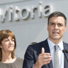 Pedro Sánchez, secretario general del PSOE, junto a Idoia Mendia, secretaria general del partido en Euskadi, durante su visita a la planta de Mercedes Benz en Vitoria este jueves.