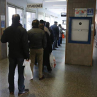 Pacientes del Bierzo en cola para pedir cita para el médico. LUIS DE LA MATA