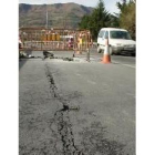 Todo el carril hacia Ponferrada está cediendo en el puente de San Efrén
