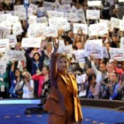 Hillary Clinton saluda a sus seguidores antes de su discurso durante el segundo día de la Convención