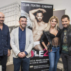 La presentación del espectáculo ‘The Hole 2’, con su director de gira, el concejal Pedro Llamas y dos de los artistas. F. OTERO PERANDONES