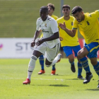 Vinicius conduce el balón en su primer partido con el Real Madrid Castilla.