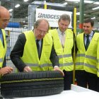 Herrera, ayer, en su visita a la planta de Bridgestone. SANTI OTERO