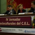 Pilar Cernuda, con representantes del CEL, en la intervención de anoche