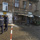U8 VARSOVIA (POLONIA), 16/02/2017.- Agentes de policía polacos permanecen a la entrada del club "Chmury" en Varsovia.