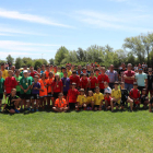 Foto de auténtica «familia» de los participantes en el corro de lucha de base y juvenil con los responsables de Valdefresno