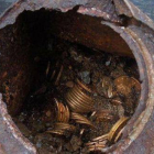 Una de las ocho latas oxidadas donde se halló el tesoro.