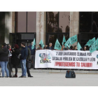 Un grupo de veterinarios protesta ante la delegación territorial de la Junta. RAMIRO