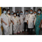 El jefe de la Unidad de Ictus del Hospital de León, Javier Tejada, cuarto por la derecha, junto al personal sanitario. RAMIRO