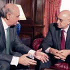 Jorge Fernández charla con el consejero vasco de Interior, Rodolfo Ares.