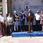 Nicanor Sen entrega un recuerdo al pregonero de las fiestas José Manuel Rodríguez.