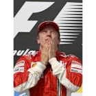 Kimi Raikkonen, el «hombre de hielo», celebra su triunfo ayer en el podio de Interlagos