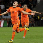 Robben y Boulahrouz celebran el gol del primero que situaba el 3-1 en el marcador ante Uruguay.