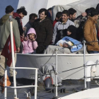 Refugiados llegan al puerto de Dikili, en Esmirna (Turquía), este miércoles.