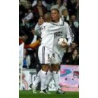 Roberto Carlos felicita a Ronaldo tras conseguir éste un gol