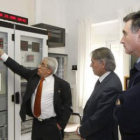 Félix Salán, Francisco Alvárez y el coronel Castillo Bretón, ayer en la estación Meteorológica.