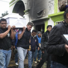 Familiares y maestros cargan con el féretro con los restos del joven Jesús Cadena, de 19 años, fallecido durante los enfrentamientos con policías, durante su funeral en Nochixtlán, el 21 de junio.