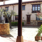 Patio interior y una de las habitaciones de la casona rústica Castro del Duerna, en Miñambres de la Valduerna.