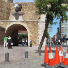El bolardo del Espolón, que se encuentra en obras, impide el acceso a cuatro centros.