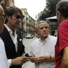 El alcalde de León, Emilio Gutiérrez, conversa con el subdelegado del Gobierno Juan Carlos Suárez Quiñones.