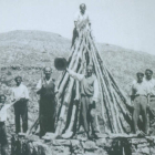 Construcción de la cubierta del chozo en una imagen antigua del concejo de Acebedo.
