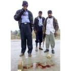 Miembros de la policía iraquí inspeccionan el lugar de los hechos