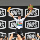 Daryl Impey, en el podio, tras su victoria.